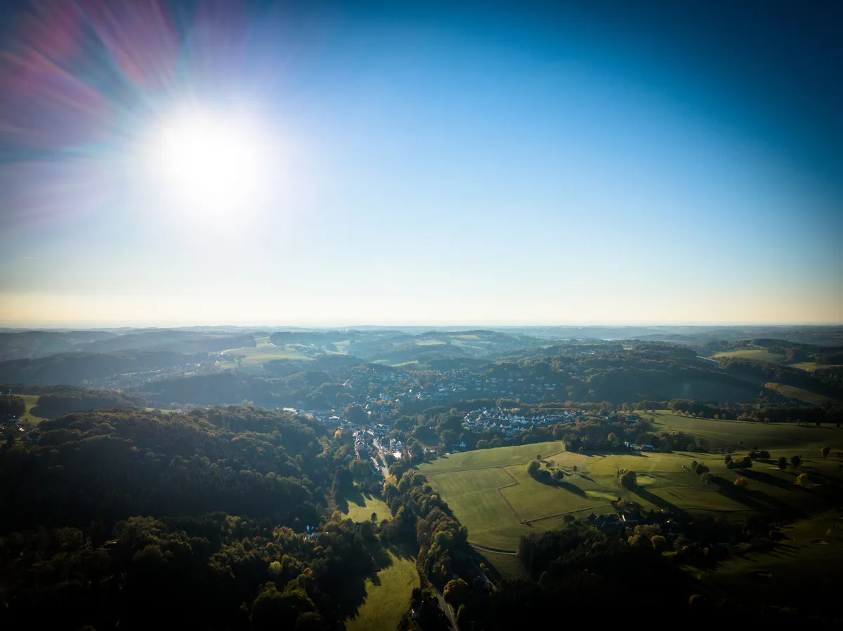 Luftaufnahme des bergischen Landes bei Sonnenschein